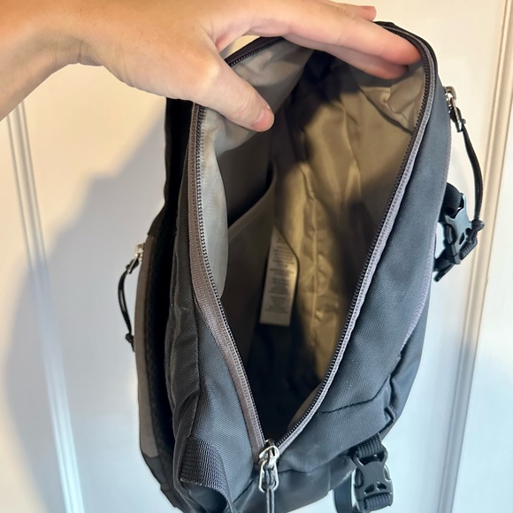 Patagonia Black Atom Sling Bag 8L - Picture 3 of 4